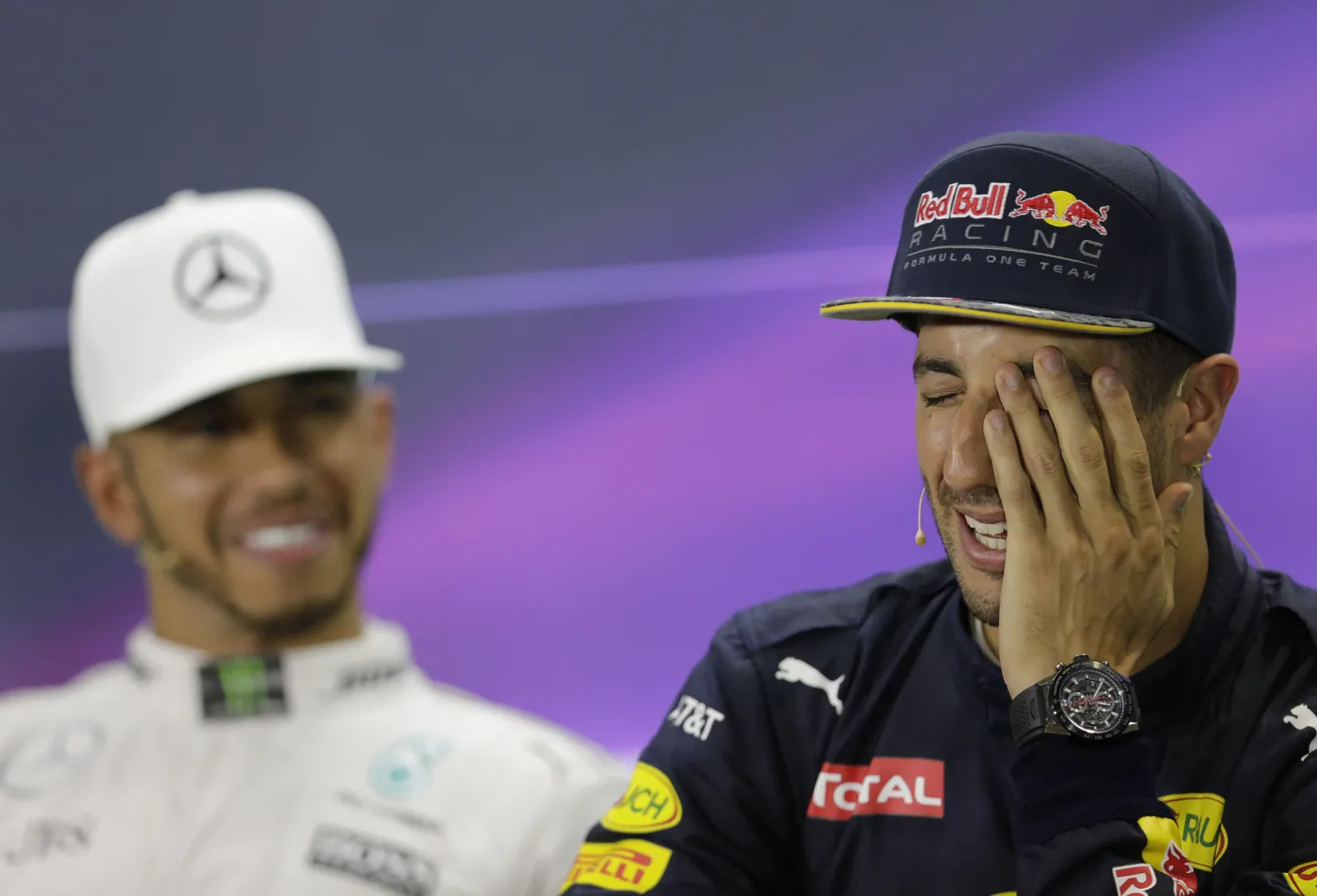 Daniel Ricciardo (paremal) pakatab uue hooaja eel enesekindlusest. Lewis Hamilton vasakul.