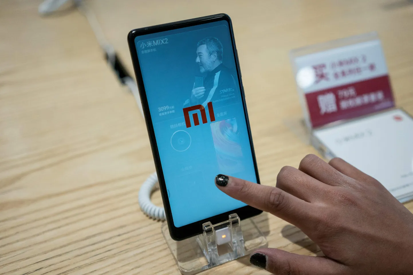 Смартфон Xiaomi. Иллюстративное фото.
