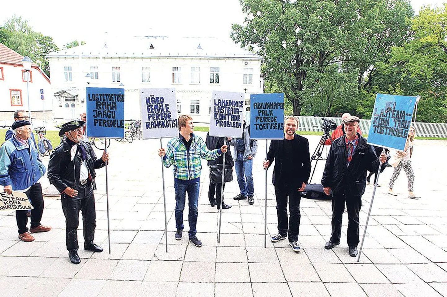 IRL korraldas lasteaiatasu tõusu vastu piketi.