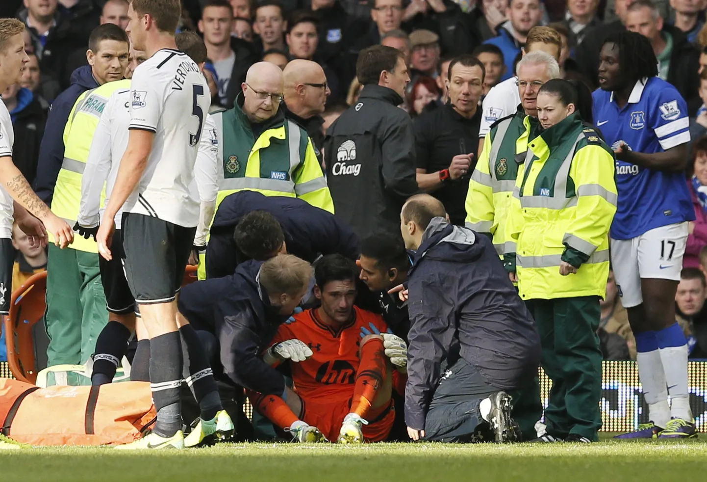 Hugo Lloris pärast kokkupõrget Romelu Lukakuga.