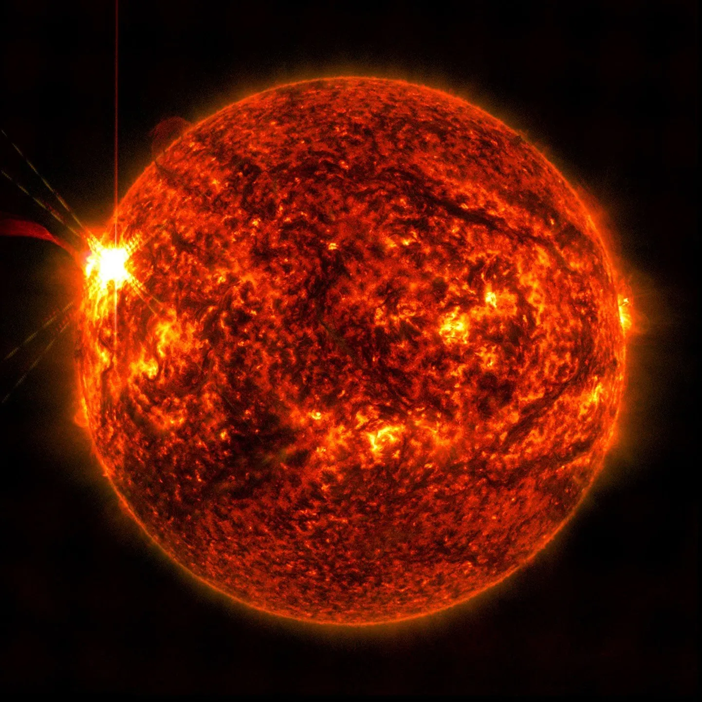 NASA päikesedünaamika observatoorium (Solar Dynamics Observatory ehk SDO) jäädvustas 14. mail päikesepurske, mis on pildil nähtav vasakul ereda sähvatusena.