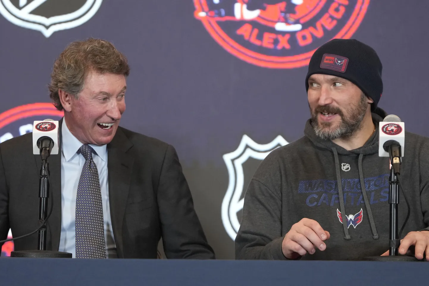 NHLi kõigi aegade skoorirekordi senine ainuomanik Wayne Gretzky (vasakul) mängujärgsel pressikonverentsil koos talle järele jõudnud Aleksandr Ovetškiniga.