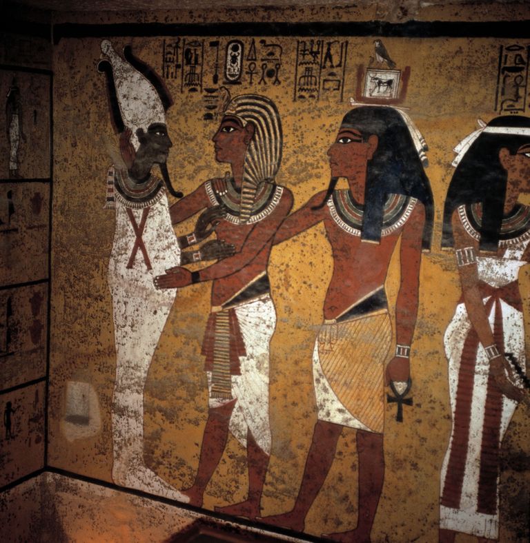 Seinamaal Tutanhamoni hauakambris, millel on kujutatud Tutanhamonit ja jumal Osirist. Maalil on näha pruune plekke, mis on surnud mikroobid