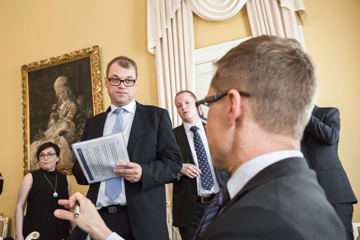 Peaministri Juha Sipilä (keskel) juhtimisel asus Soome valitsus tööturu patiseisu radikaalselt lahendama.