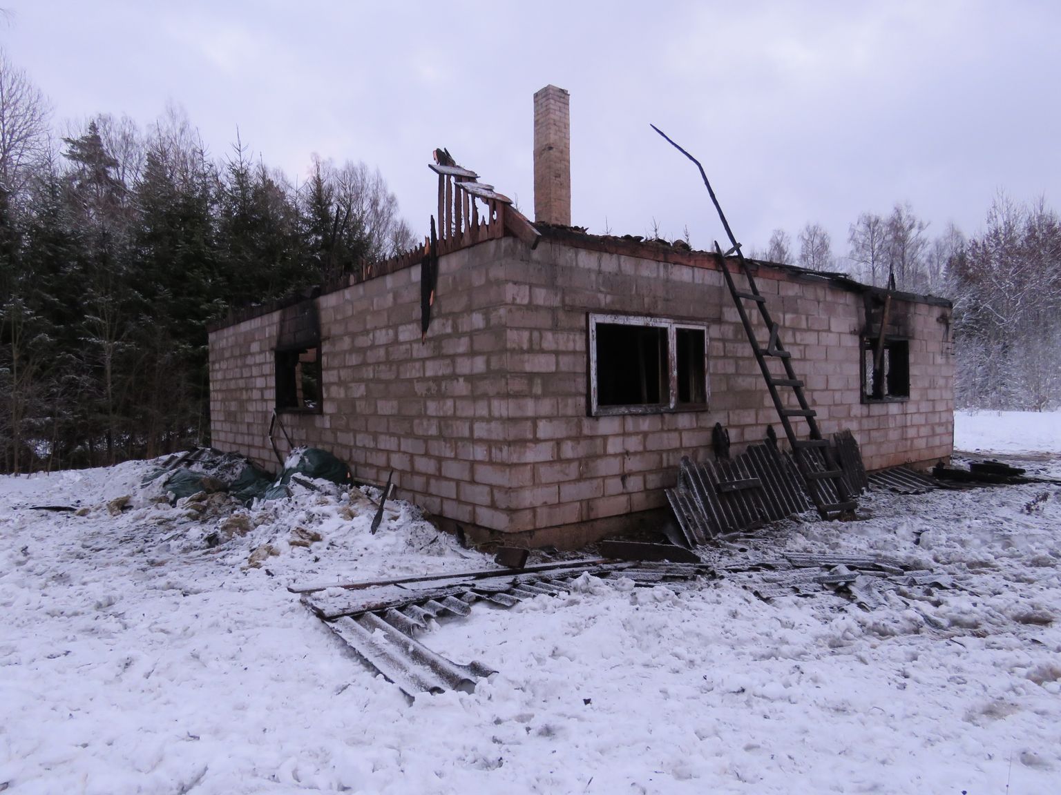 8 декабря в деревне Эосте в Пыльвамаа загорелся дом. В доме нашли мертвого человека.