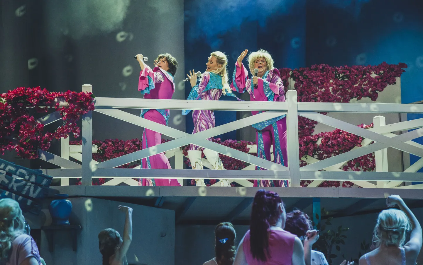 Rosie (Anne Reemann, vasakult), Donna (Ele Millistfer) ja Tanya (Terje Pennie) aktsioonis.