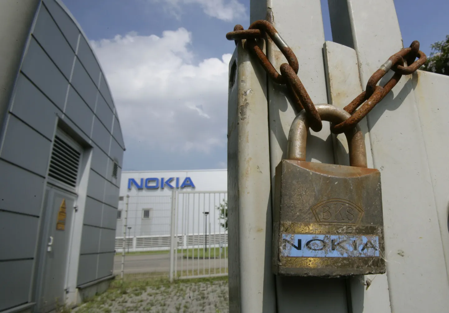 Tabalukk Bochumis asunud Nokia tehase väraval.