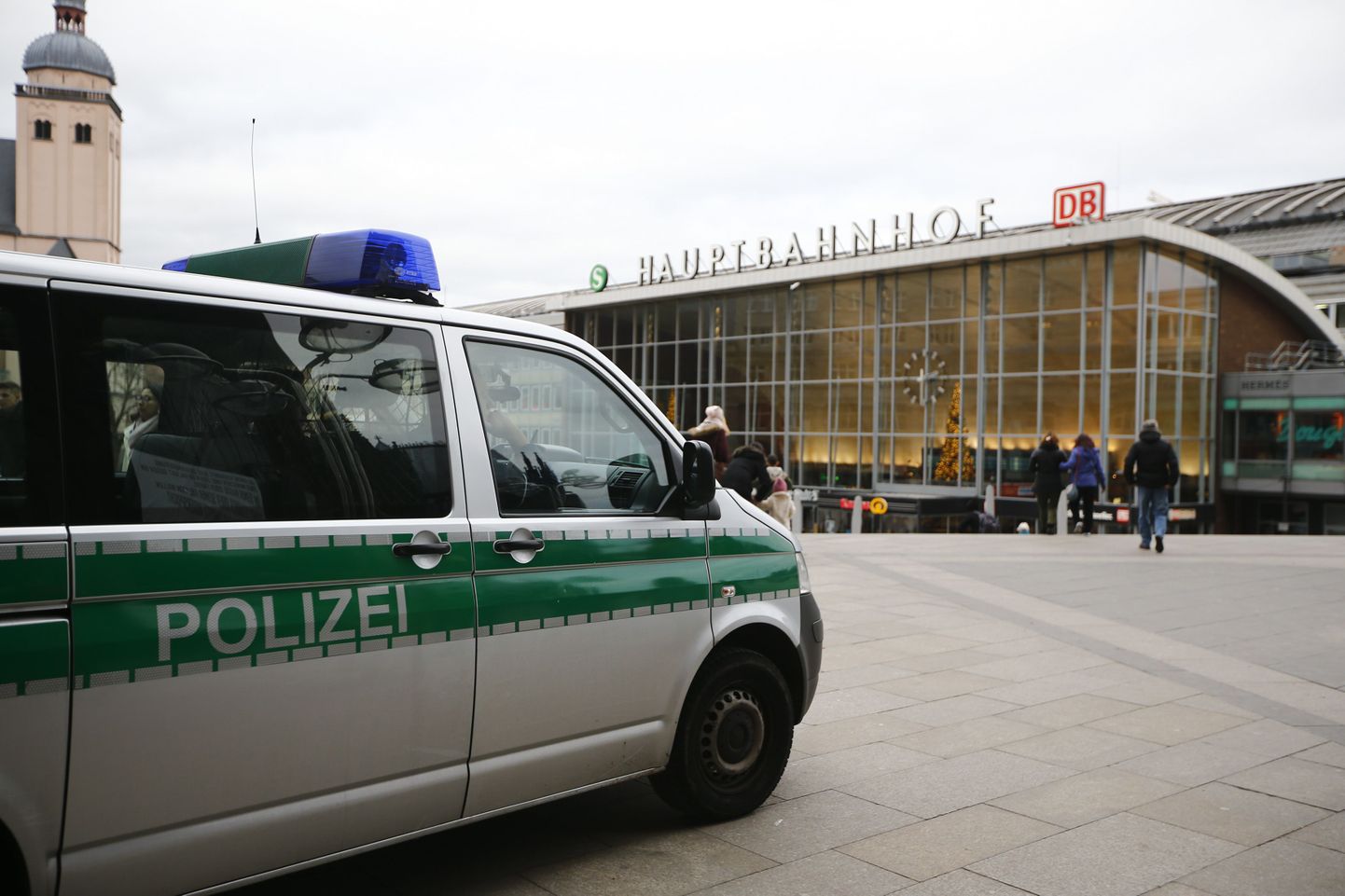 Полиция на площади в Кельне.
