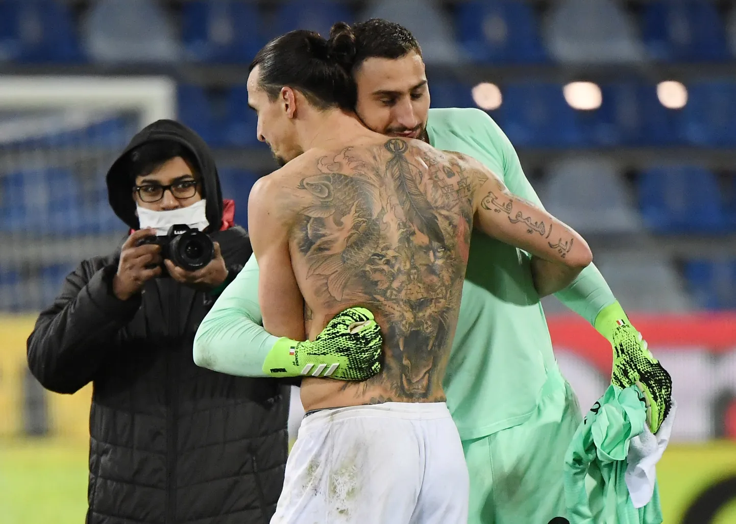 AC Milani ründaja Zlatan Ibrahimović ja väravavaht Gianluigi Donnarumma 18. jaanuaril 2021 pärast mängu kallistamas. AC Milan võitis Cagliarit 2:0