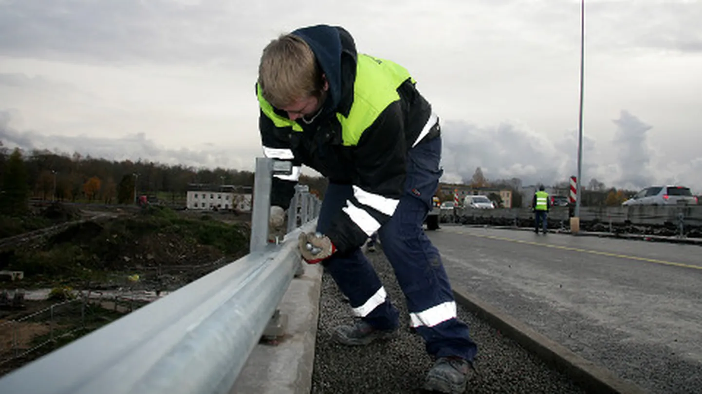 Eelmisel nädalal jõudsid ehitajad ühele viadukti poolele metallist põrkepiirded paigaldada, ent saabunud külma tõttu ei jõutud töödega lõpule.