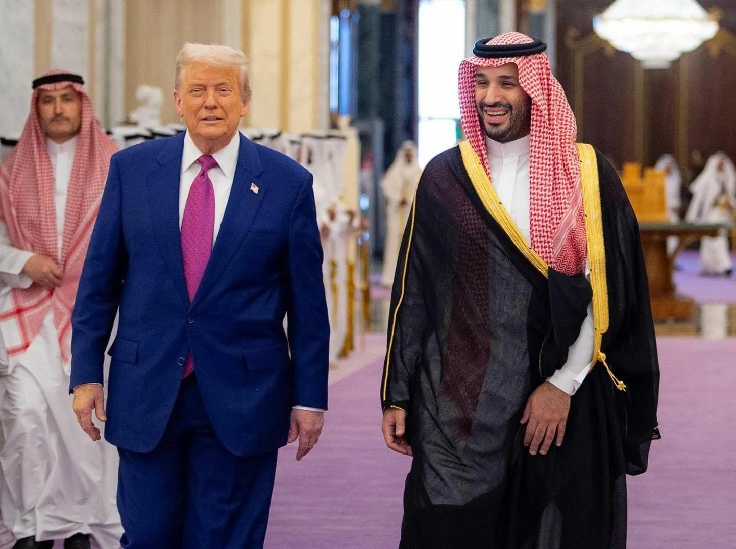 USA president Donald Trump koos Saudi Araabia kroonprintsi Mohammed bin Salmaniga Ar-Riyād​is 13. mail.