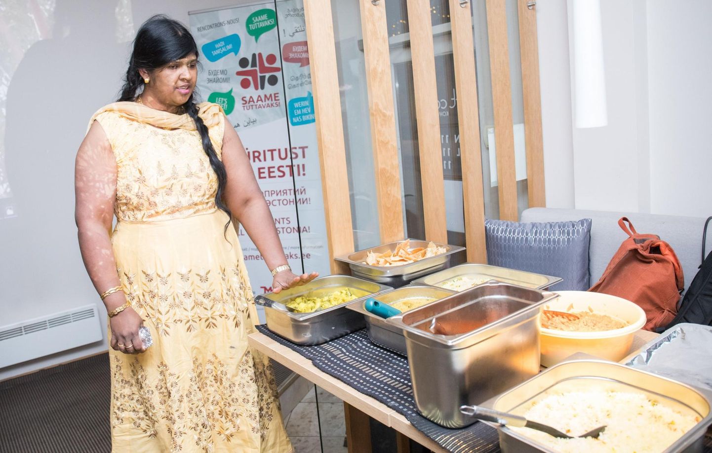 Sri Lanka kokandusõhtut on «Saame tuttavaks» sarjas korraldatud mitmes Eesti linnas. Pildil on Mariya Ananthan Rakveres Art Cafes.