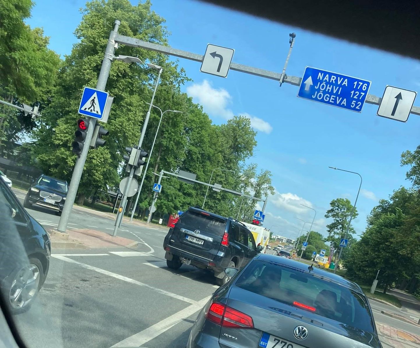 Narva maantee ristmikul tegi kummalisi manöövreid must Toyota Land Crusier, millel puudub kehtiv ülevaatus.