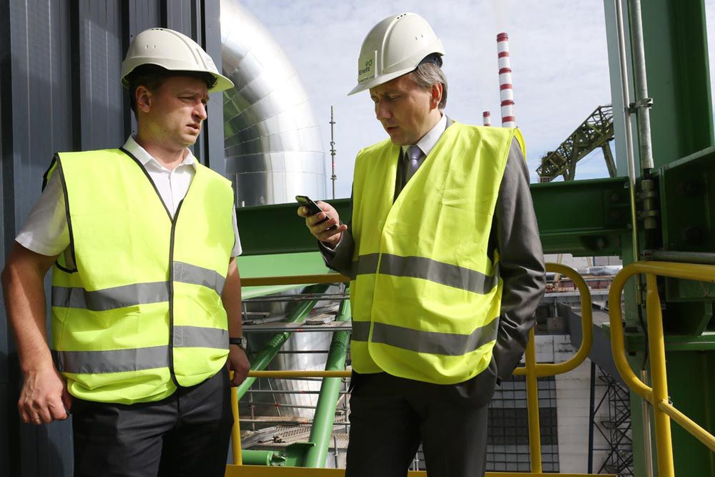 Eesti Energia õlitehase direktor Igor Kond (vasakul) ja Eesti Energia juht Sandor Liive loodavad, et Auvere tööstus hakkab peagi täisvõimsusel tööle.