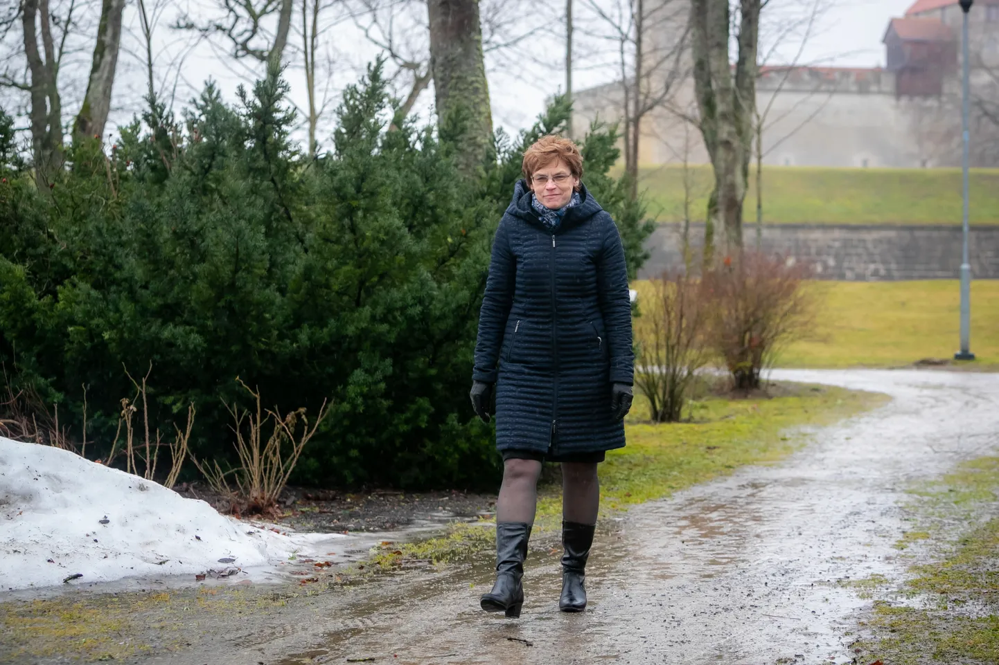 Maire Käärid pargis jalutuskäigul