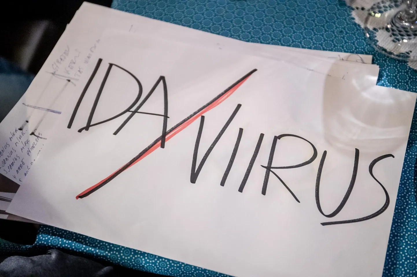 Viimane õhtu enne Ida-Viru maakonna "lukku keeramist" seoses Covid-19 viirusega mullu detsembris. Franzia baar Narva-Jõesuus.