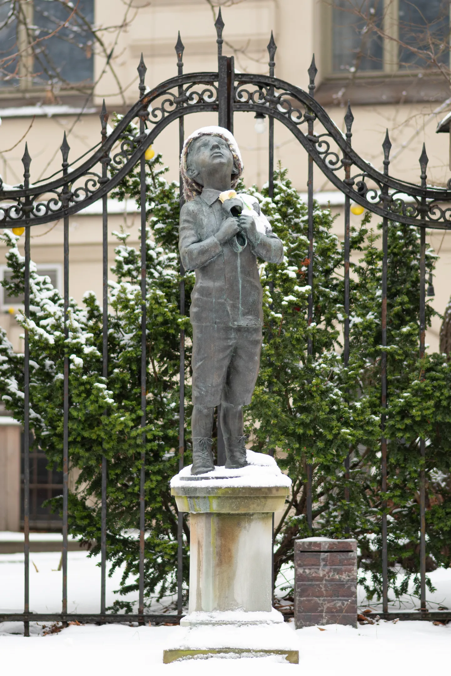 Leedu kunstniku Romualdas Kvintase valmistatud Romain Gary pronkskuju tuulelohet hoidvast poisist, kes vaatab taeva poole.