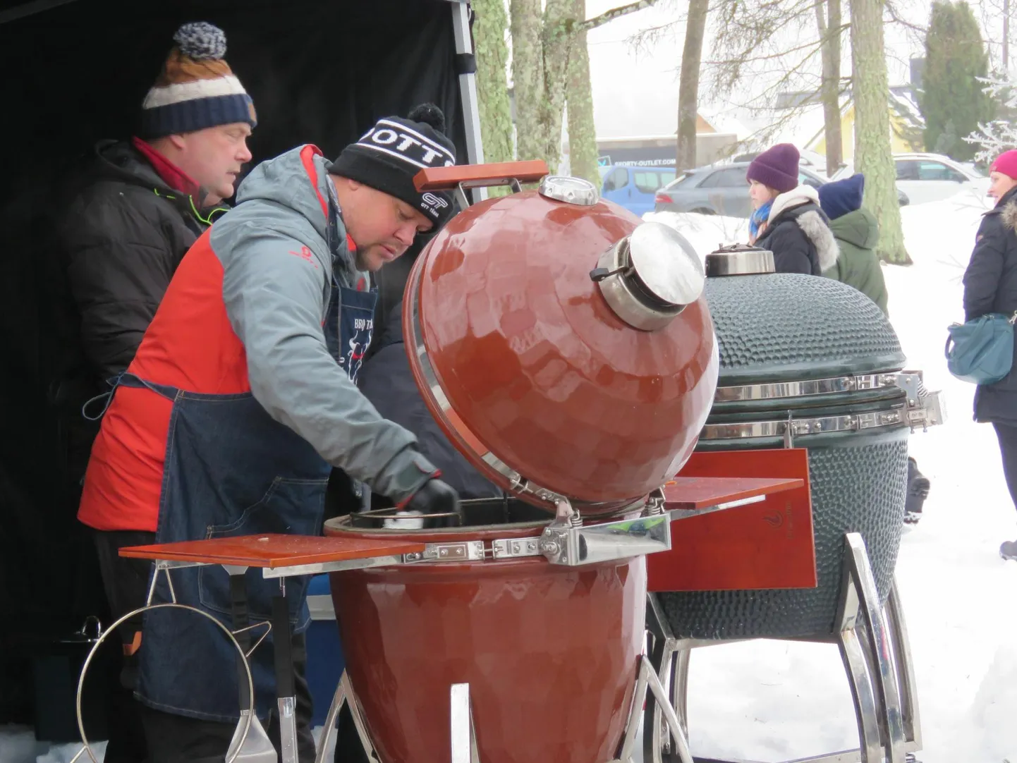 Mullu osales kalaroogade valmistamise võistlusel seitse tiimi.