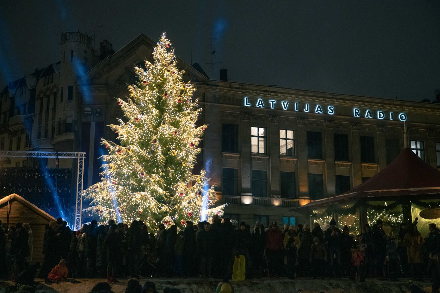 Rīgas Ziemassvētku egles iedegšana Doma laukumā pulcē vairākus tūkstošus cilvēku