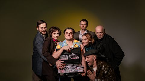 Ingas Krasovskas režijā top aprēķina komēdijas "Svešā nauda" iestudējums