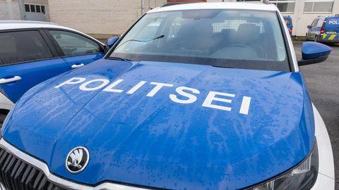 Inimesed kurdavad korrakaitsjate parkimise üle. Politsei: eritalituse sõidukid võivad reeglitest kõrvale kalduda