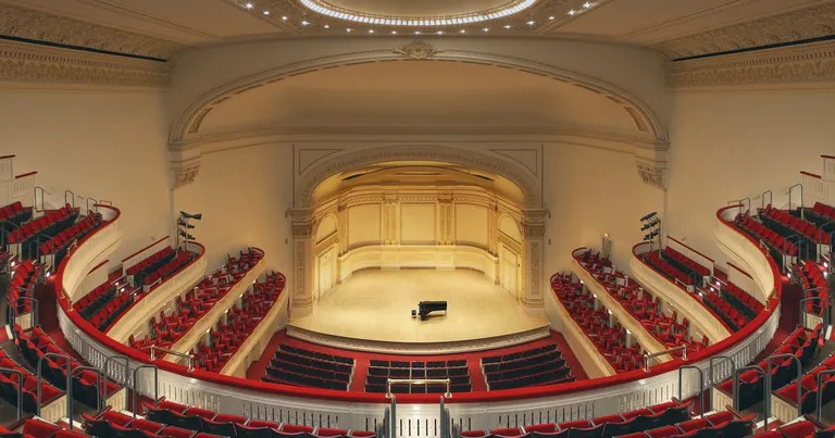 Perelmana skatuve Kārnegija nama "Stern Auditorium" zālē. Tā nosaukta par godu multimijonāram un mākslas mecenātam Ronaldam Perelmanam.