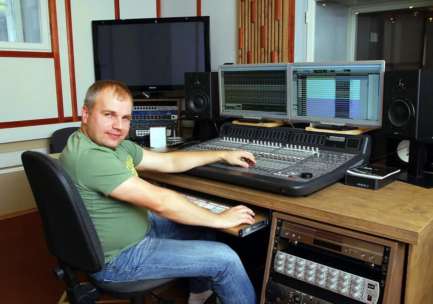 Helistuudio juhataja ja helitehnoloogia ainete lektor Janar Paeglis on õnnelik 63 000 eurot maksma läinud tehnikat kasutades.