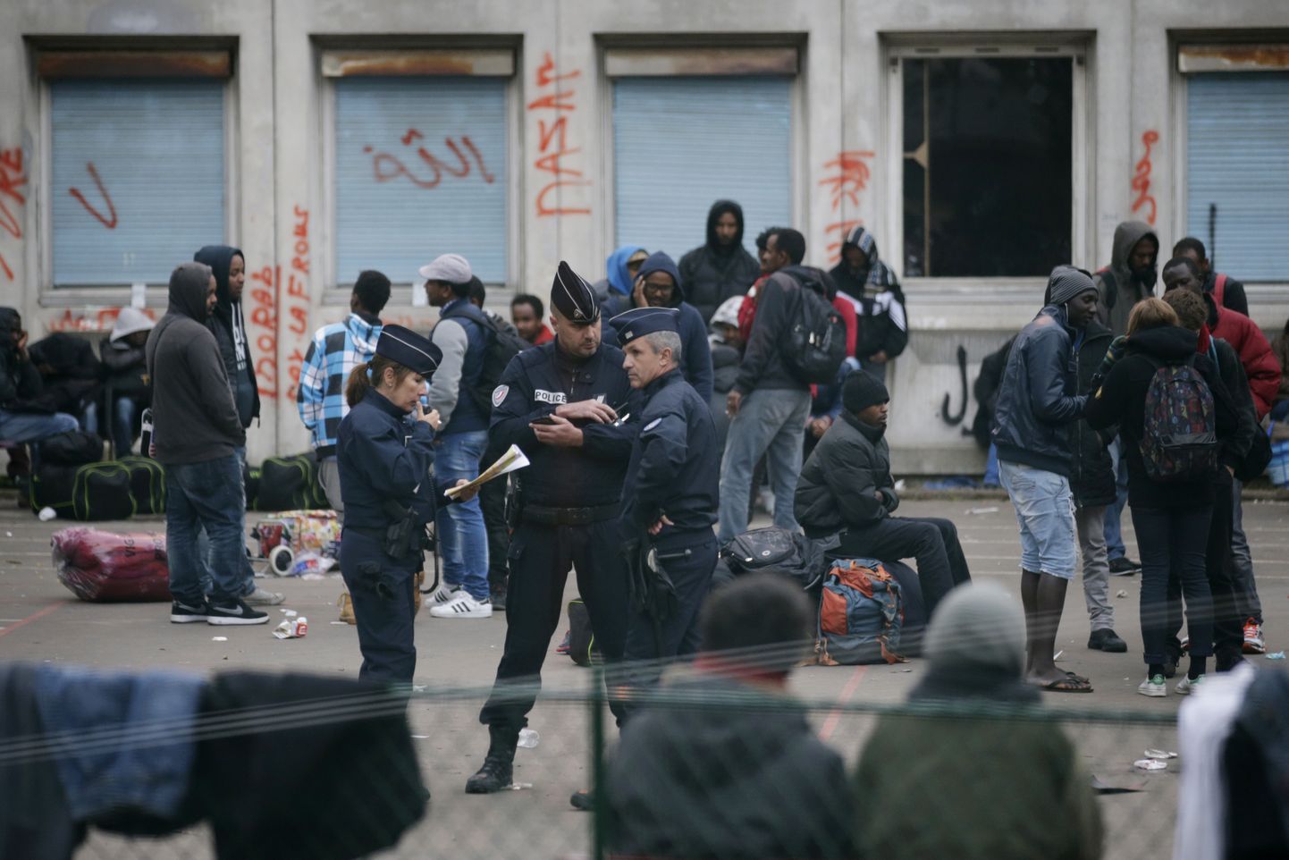 Prantsusmaa politseinikud ja migrandid Pariisis.