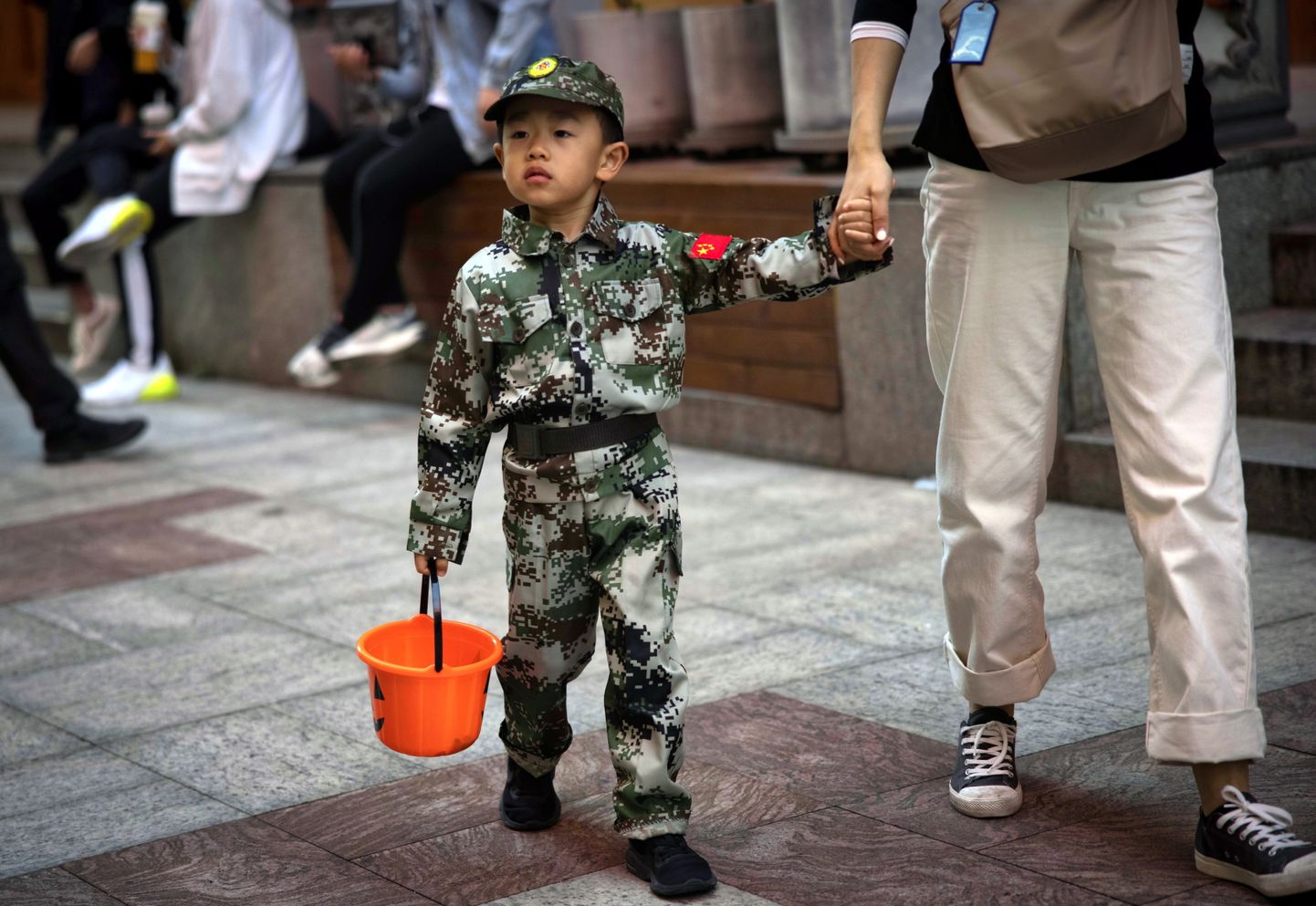 Halloweenil sõduriks riietatud poiss Shanghais.