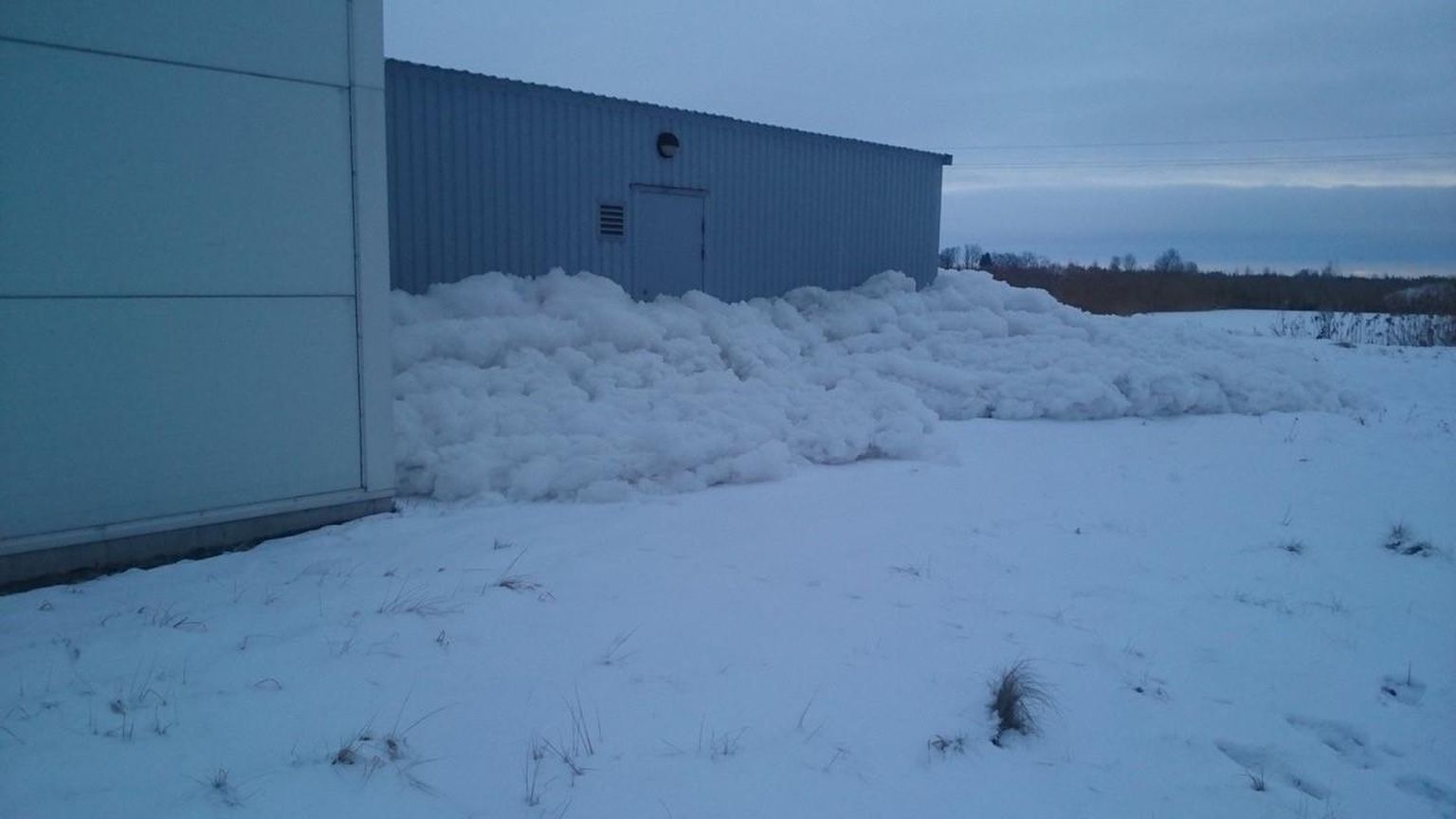 See ei ole lumi vaid Emajõe Veevärgi hoonest välja tunginud seebivaht, mis on pärit Mayeri tehasest. FOTO: Emajõe Veevärk