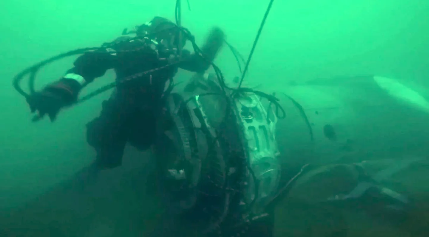 На месте крушения самолета Ту-154 в Черном море обнаружен и поднят со дна второй бортовой самописец.