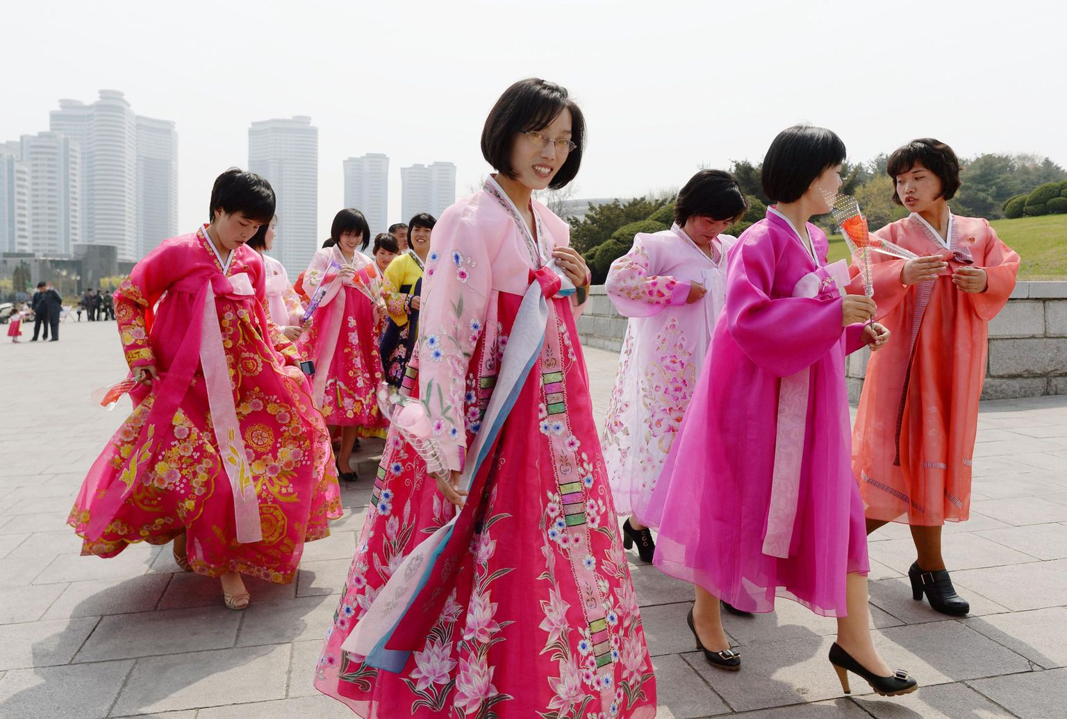 Põhja-Korea naised traditsioonilistes kostüümides