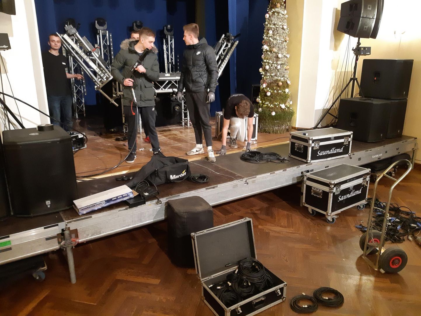 Noored tegid ürituse noortele: eile peeti Rakvere kultuurikeskuses jõulu-bash’i, teisisõnu koosolemist, kus ei tulnud puudust live-artistidest ega ka rohelist tuld näidanud noorsootöötajatest.
