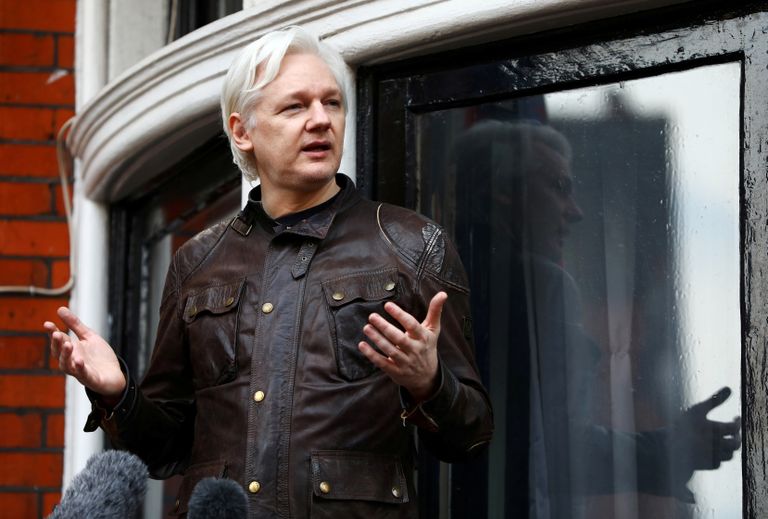 Julian Assange 19. mail 2017 Londonis Ecuadori saatkonna rõdul
