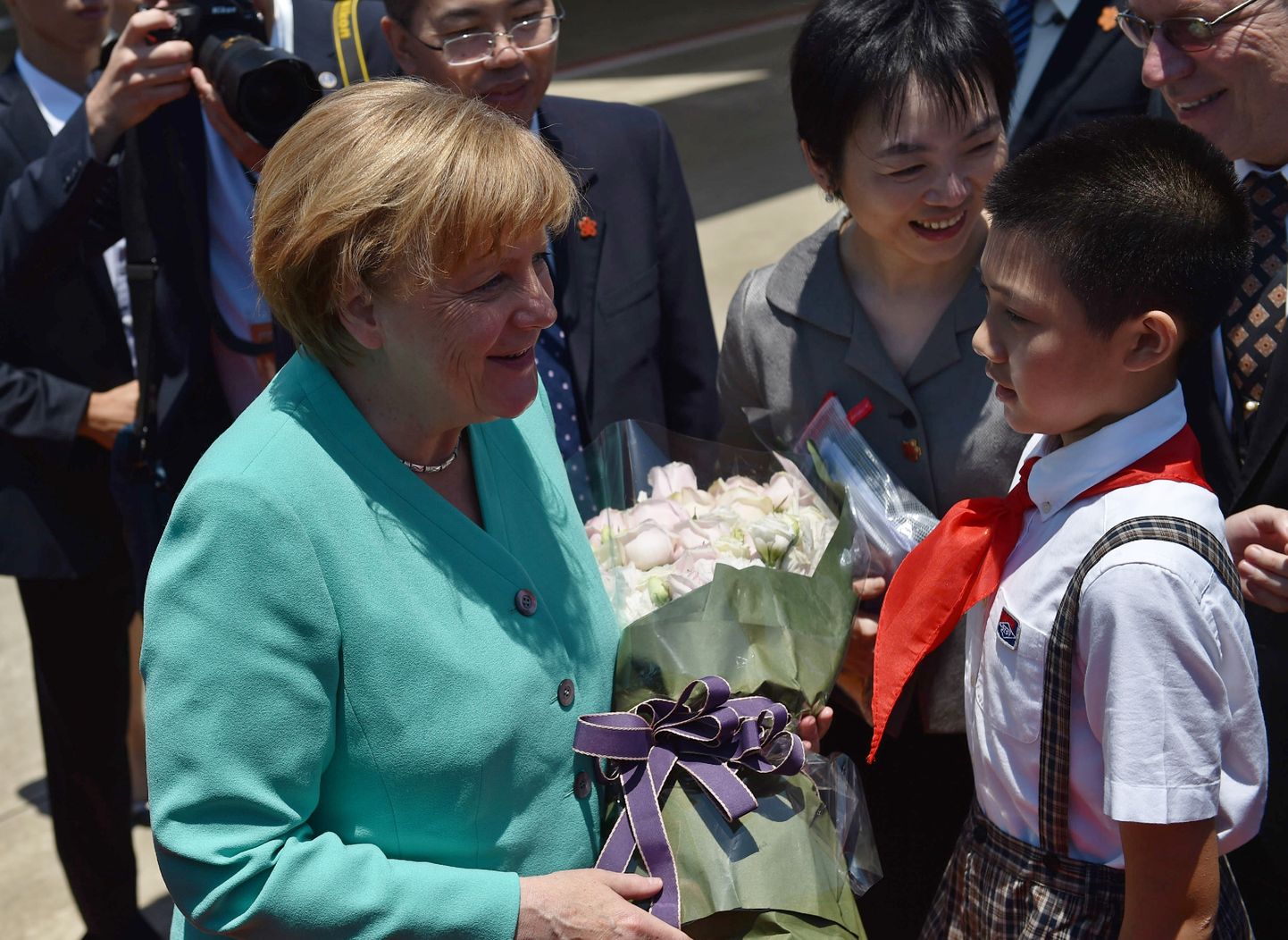 Angela Merkel Lõuna-Hiinas lastega kohtumas.