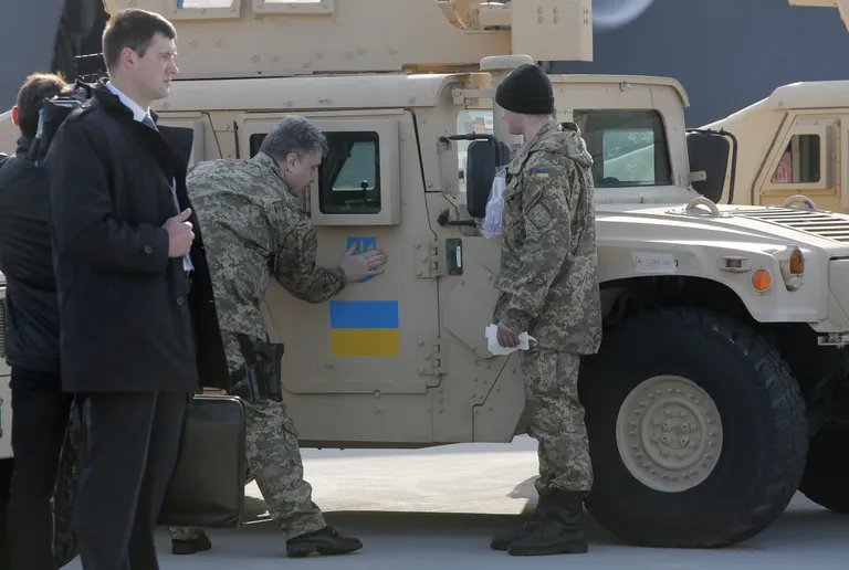 Ukraina eelmine president Petro Porošenko võtmas vastu USA poolt saadetud soomustatud Humvee maastureid. 