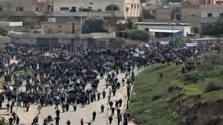 Esimesene meeleavaldustelaine Süürias: protestijad Daraas 2011. aasta aprillis.