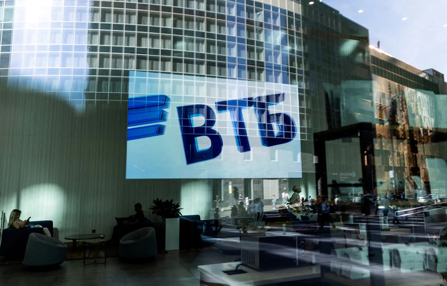 Venemaa VTB juht süüdistab panga läinud aasta kahjumis sanktsioone.