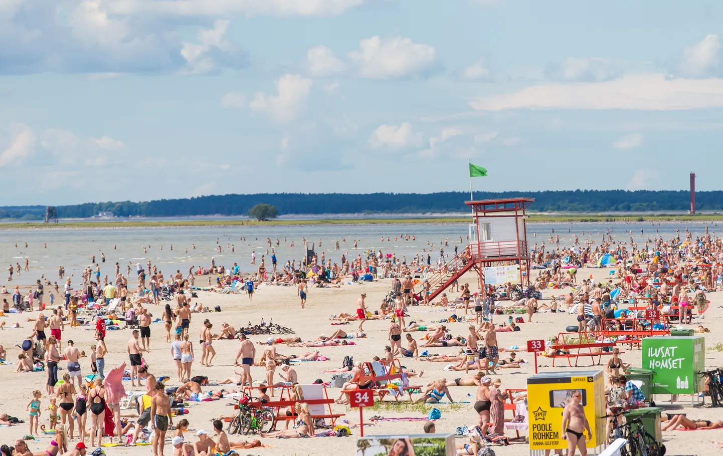 23.07.2017 Pärnu rand, rannamelu. Rannalised, suplemine, päevitamine, suvepealinn, liiv, rand, päike, soe, roheline lipp, rannavalve, bikiinid.  Foto: Madis Sinivee