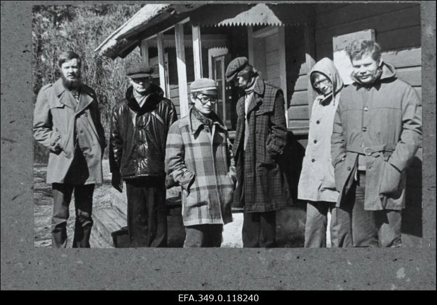 Pildil on Tartu Noorte Autorite Koondise liikmed Kassaris kirjanik Aino Kalda suvemaja juures, aprillis 1981. Vasakult: Aado Lintrop, Rannar Susi, Imre Siil, Taavi Tuulik, Kajar Pruul, Kalev Kesküla.