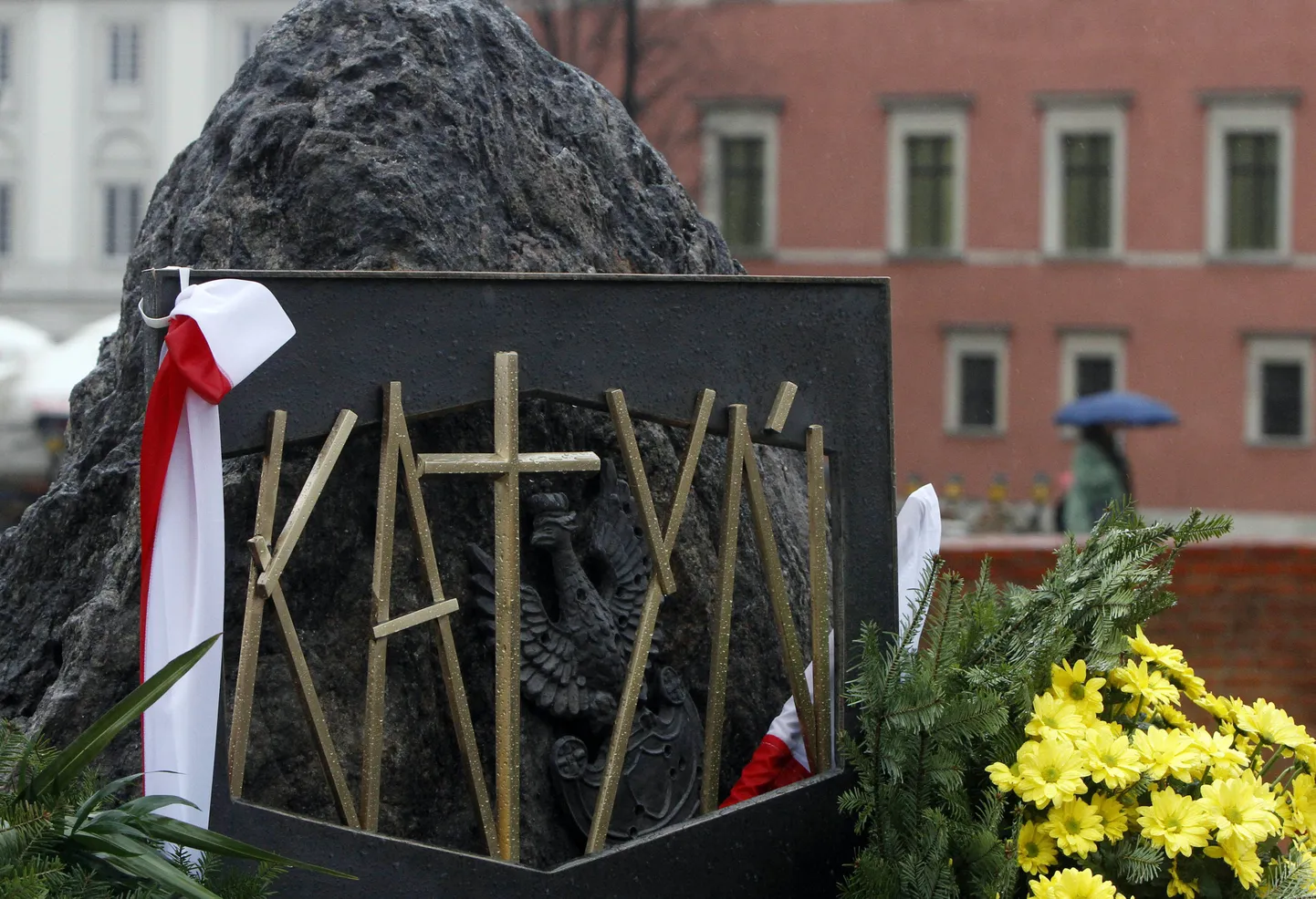 Katõni monument Varssavis.