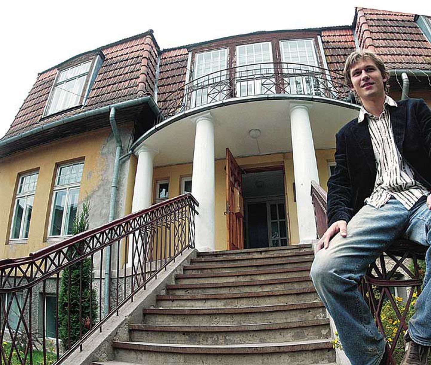 Tartu Ülikooli üliõpilasesinduse esimees Hannes Klaas Masingu villa trepil.