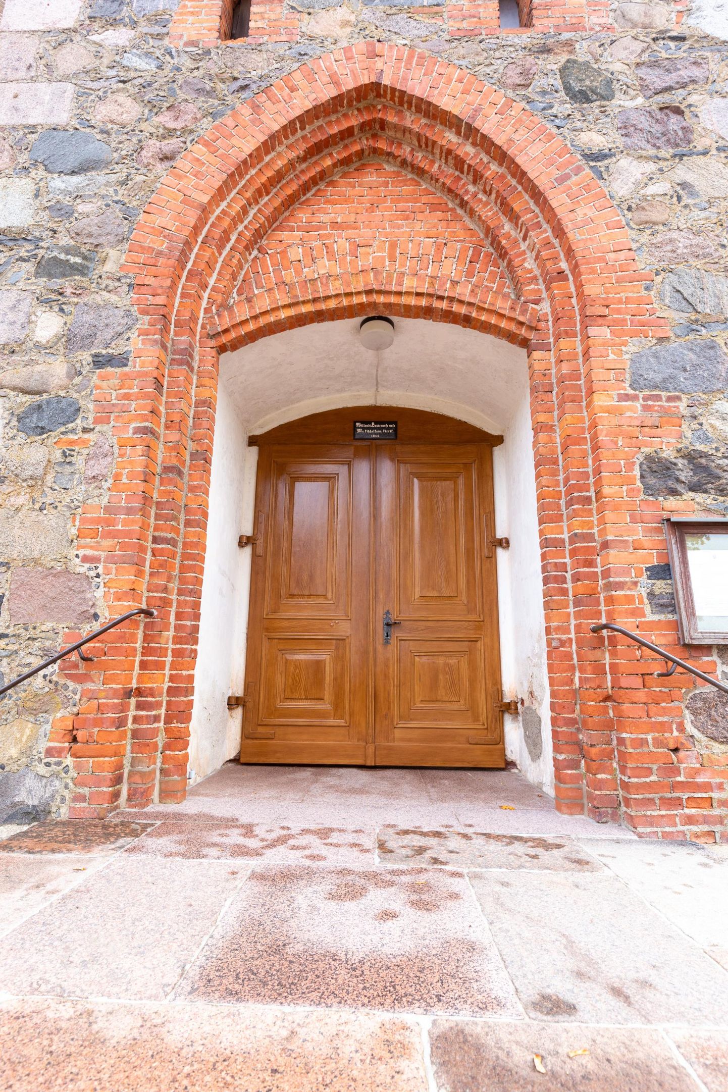 Viljandi Pauluse kiriku 1866. aastast pärit uks sai meistrimeeste käe all algse välimuse tagasi.