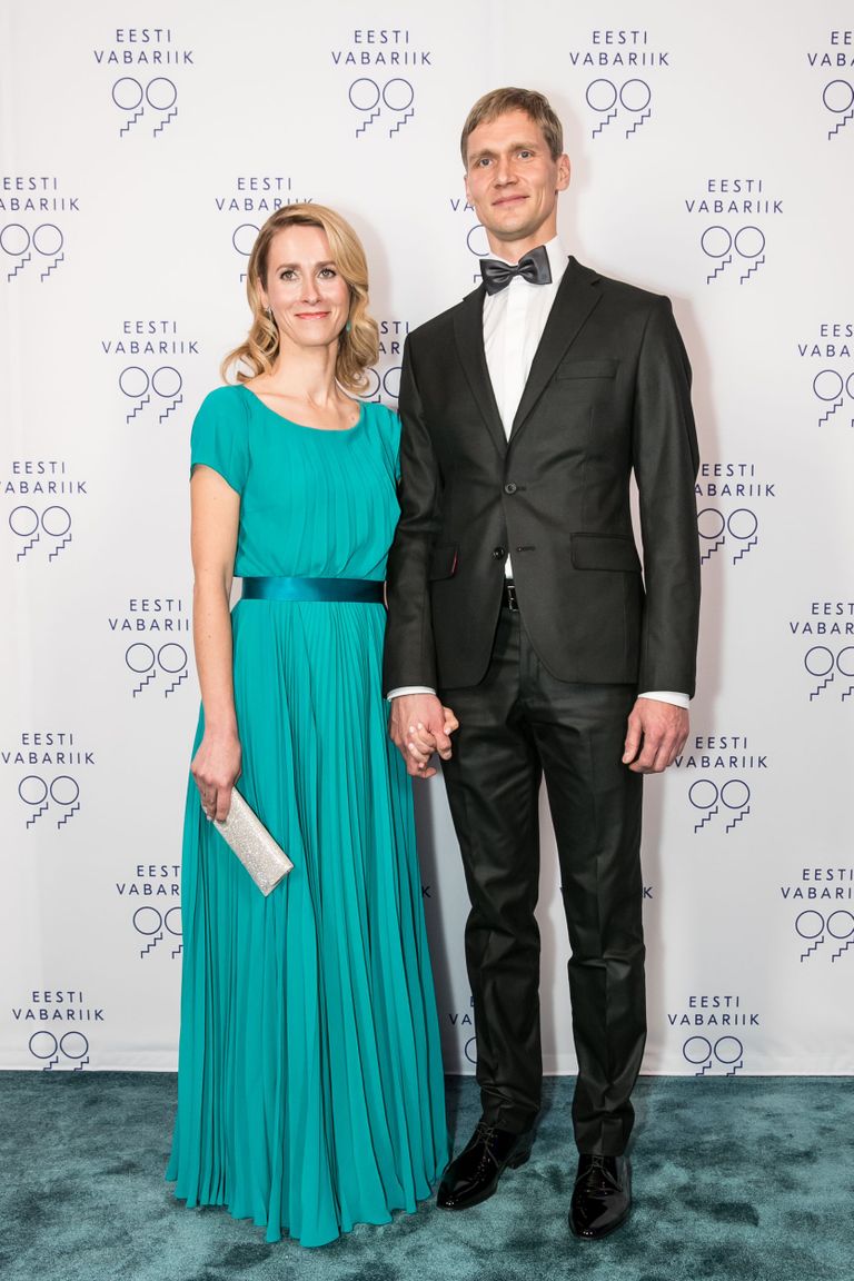 Euroopa Parlamendi liige Kaja Kallas ja Arvo Hallik. Kaja Kallas kannab Aldo Järvsoo kleiti.