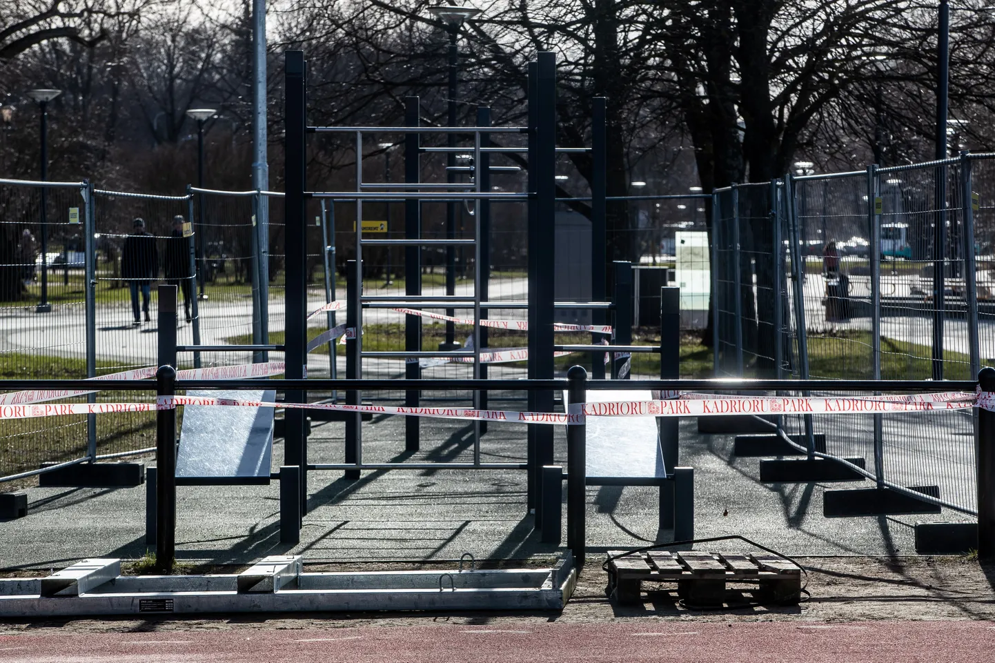 Suletud mängu- ja spordiväljak Pirital.