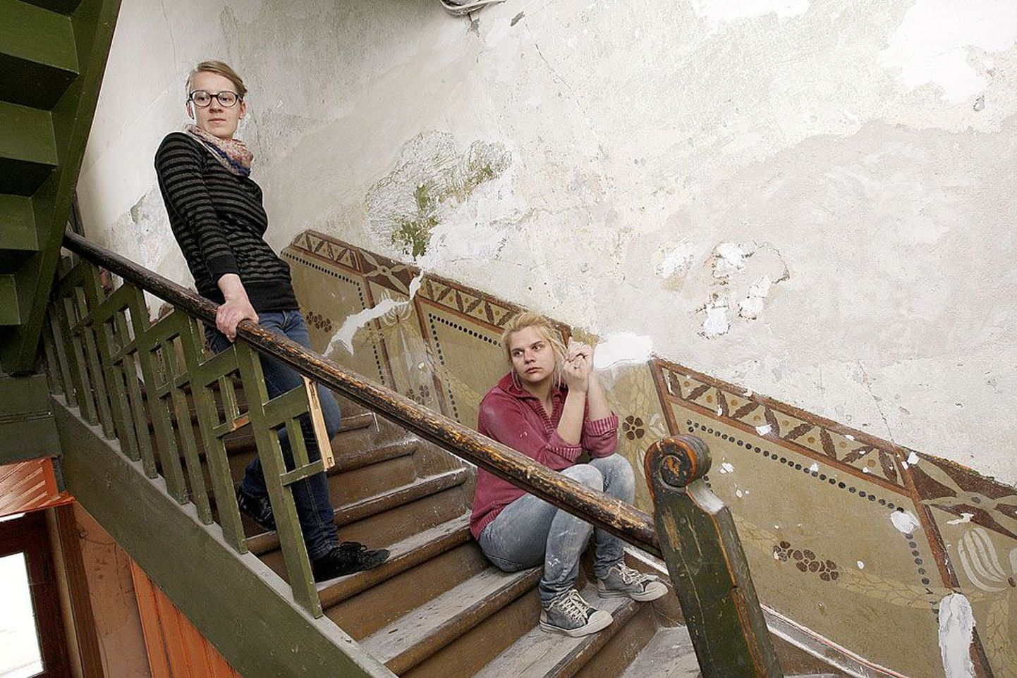 Lepiku 14 maja trepikojas on Tartu kõrgema kunstikooli üliõpilane Tiina Täll (paremal) teinud skalpelliga värvikihte eemaldades ära meeletu töö. Avatud trafarettmaalingu restaureerimist ja konserveerimist juhendas Kristiina Ribelus.