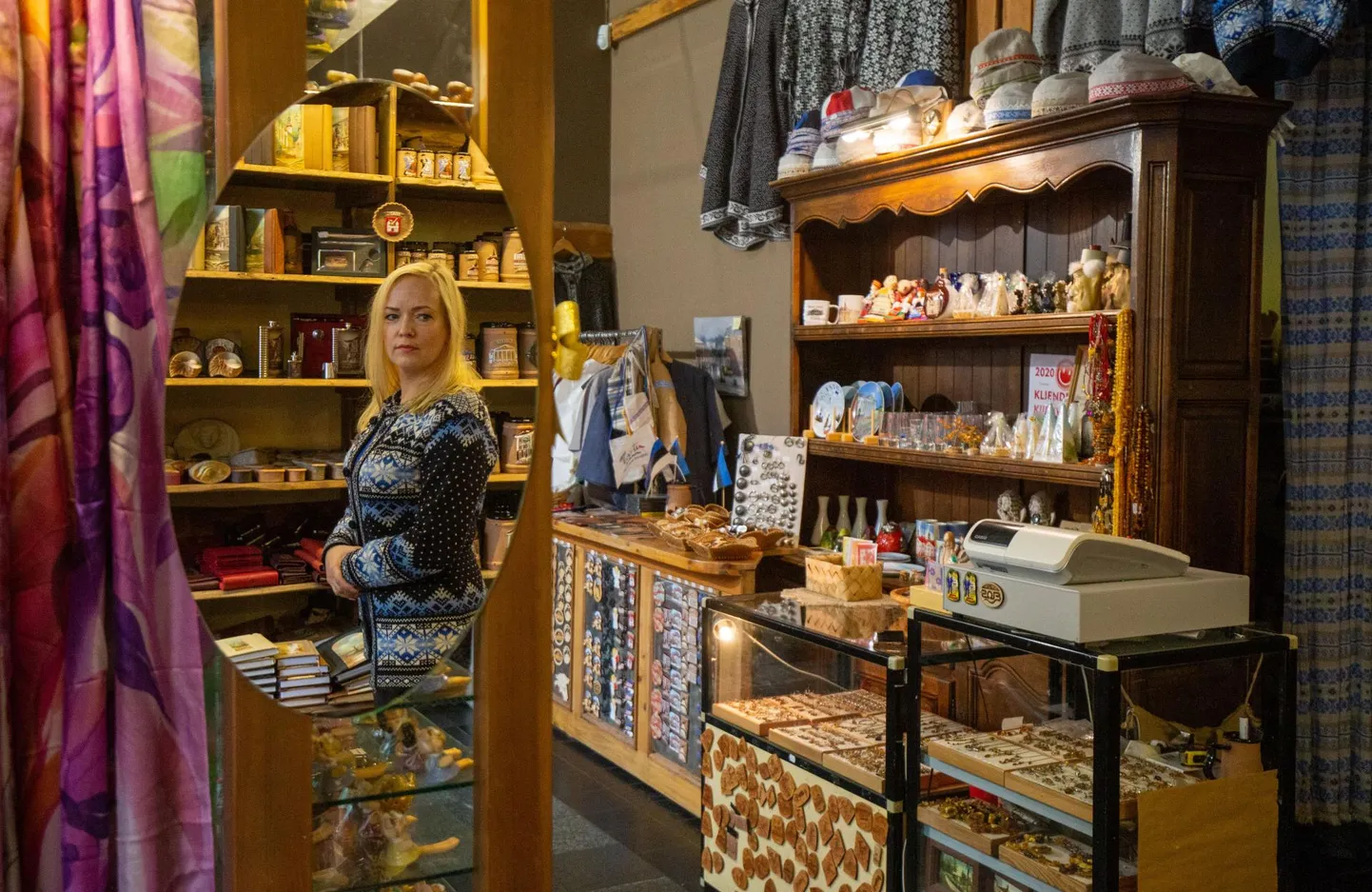 Tartu südalinnas Ruuni kunsti- ja käsitööpoodi pidav Tairi Leis on kulude kokku hoidmiseks pidanud inimesi koondama, vähendama töötajate töötunde ja uut kaupa ta kevadest saati enam ei telli.