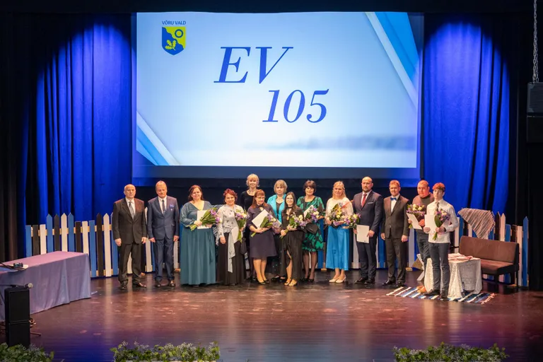 Võru valla silmapaistvatele kodanikele andsid kultuurikeskuses Kannel tunnustused üle vallavanem Kalmer Puusepp ja volikogu esimees Georg Ruuda.