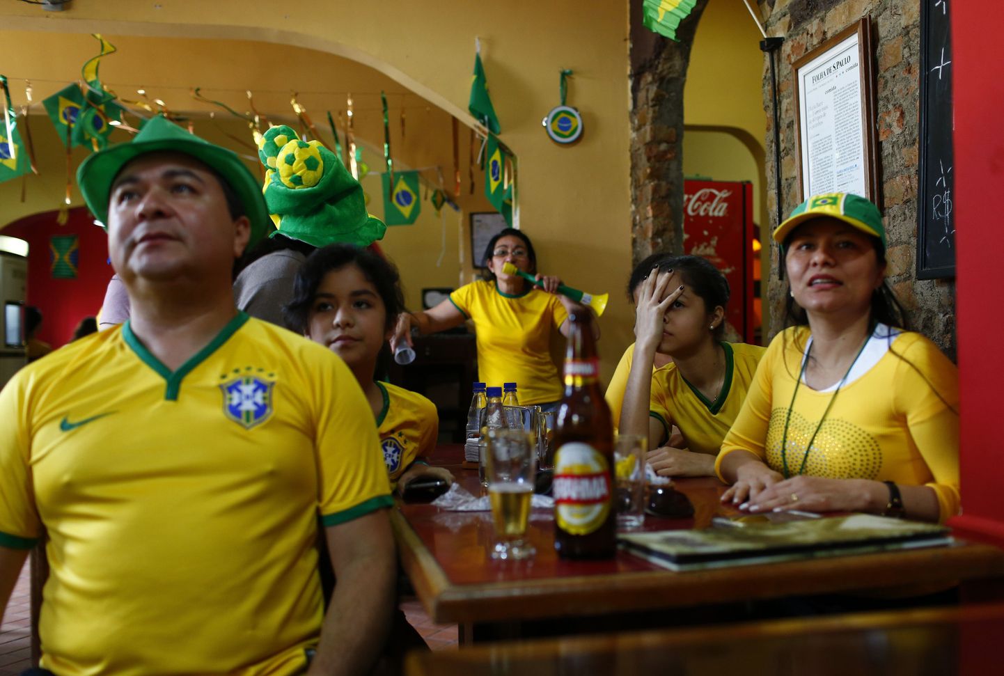 Brasiilia fännid kohalikus baaris jalgpalli vaatamas.