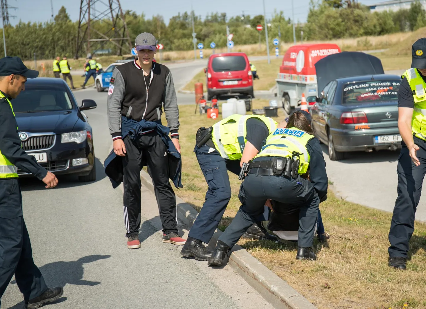 Politseinikud võtavad üksteiselt mõõtu Vaala keskuse juures.